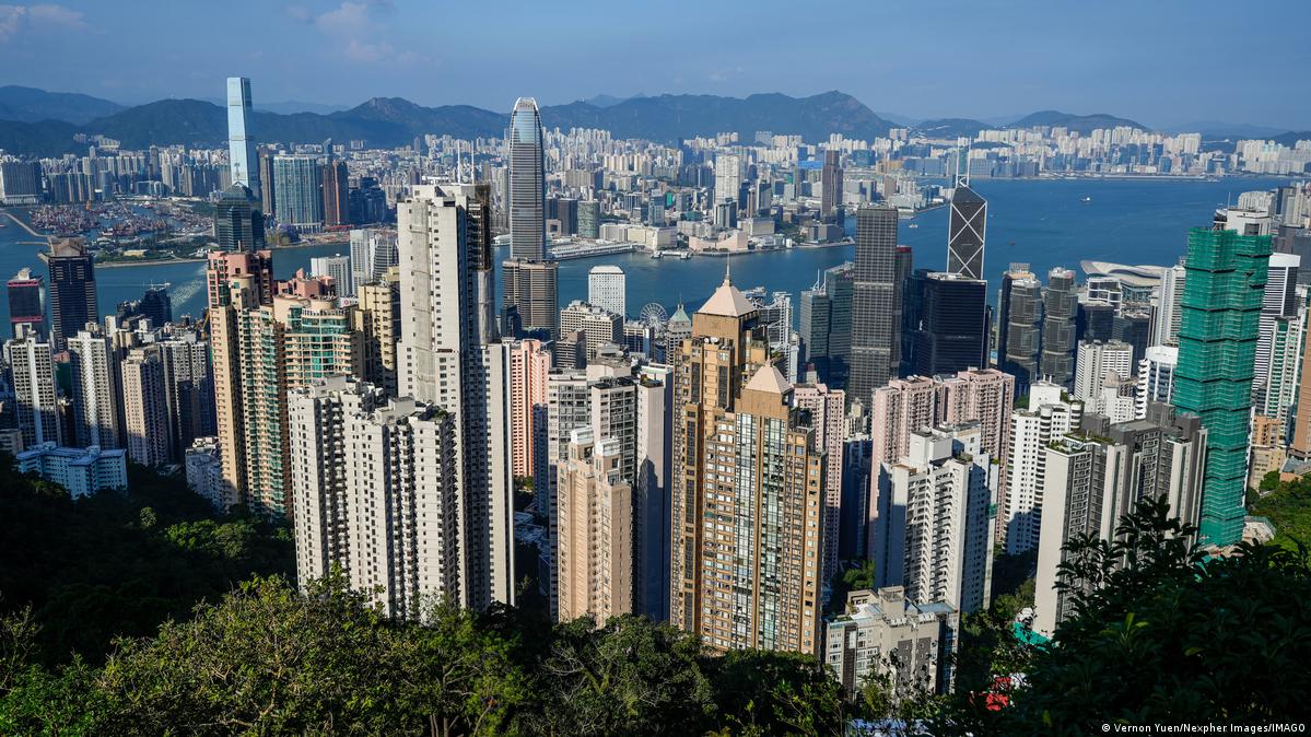 图为从香港太平山顶拍摄的香港天际线全景