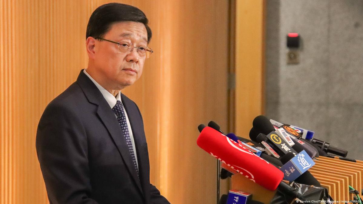 图为香港行政长官李家超于2025年12月12日在记者会