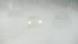 Carros circulam em rodovia sob intensa neve