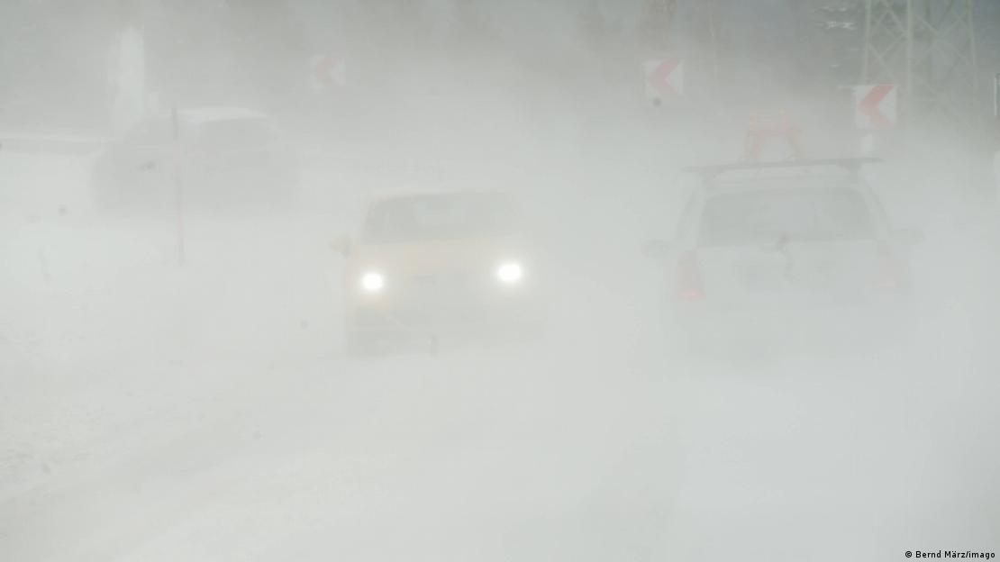 Carros circulam em rodovia sob intensa neve