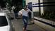 Gente corriendo por la calle, algunos llamando por sus celulares.