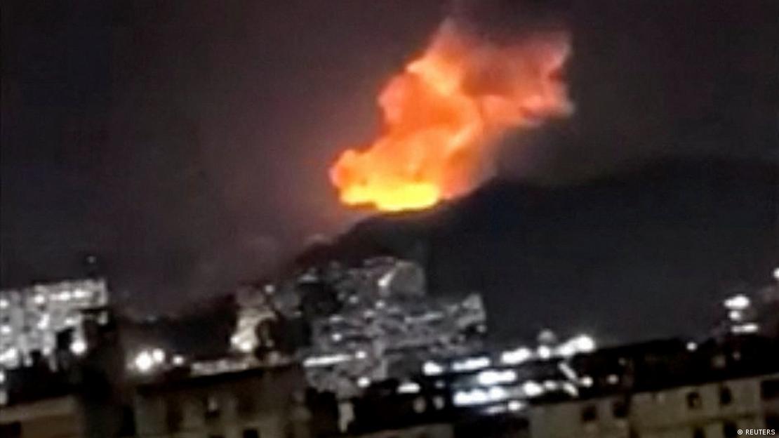 Explosões em Caracas numa imagem cedida à agência de notícias Reuters Explosões em Caracas numa imagem cedida à agência de notícias Reuters