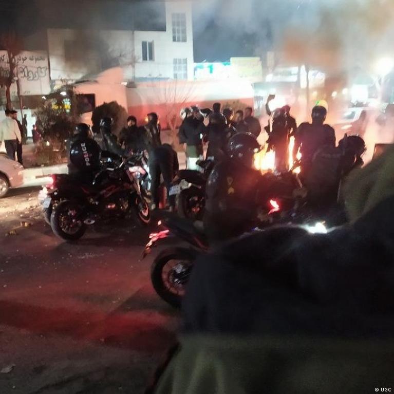 احتجاجات متصاعدة في ايران وسط قيود على الإنترنت وسقوط قتلى