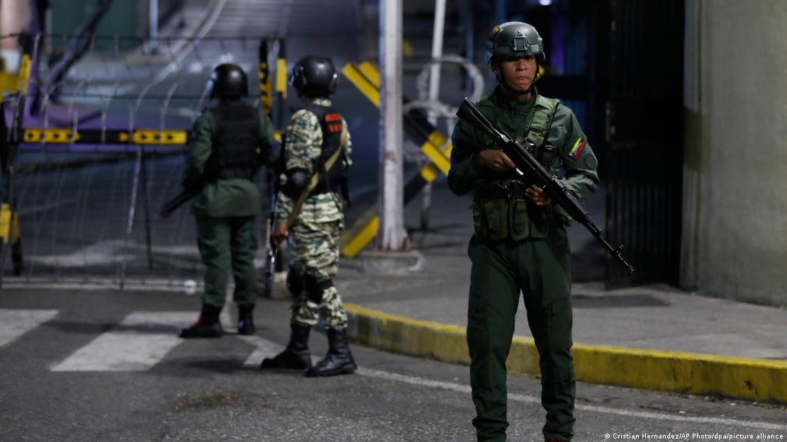 Militares venezuelanos nas ruas de Caracas esta madrugada Militares venezuelanos nas ruas de Caracas esta madrugada