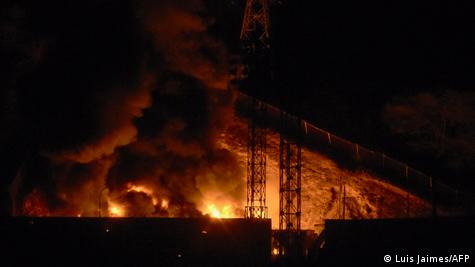 Estrutura em complexo militar em Caracas em chamas durante a noite Estrutura em complexo militar em Caracas em chamas durante a noite