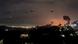Imagem mostra colunas céu noturno de Caracas, na Venezuela, com colunas de fumaça no horizonte e helicópteros sobrevoando a capital do país sul-americano. Imagem mostra colunas céu noturno de Caracas, na Venezuela, com colunas de fumaça no horizonte e helicópteros sobrevoando a capital do país sul-americano.