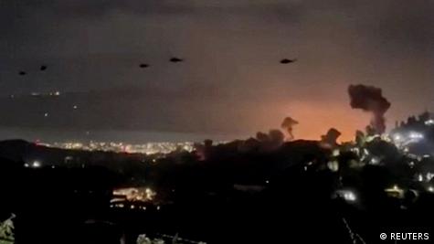 Helicópteros sobrevoam Caracas à noite em meio a explosões em solo Helicópteros sobrevoam Caracas à noite em meio a explosões em solo