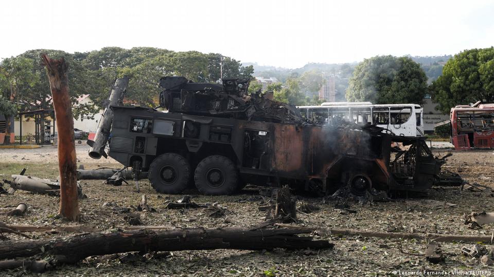 کراکس میں امریکی حملے کے بعد تباہ شدہ ایک تباہ شدہ فوجی گاڑی 