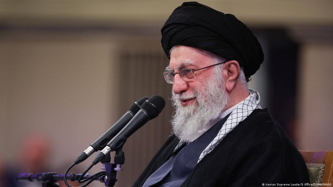Udhëheqësi Suprem i Iranit, Ajatollah Ali Khamenei u ndal te protestat e fundit në Iran, duke bërë një dallim midis asaj që ai i përshkroi si protesta legjitime dhe trazira, dhe tha se autoritetet po punojnë për të adresuar shqetësimet ekonomike, përfshirë rritjen e kurseve të valutave të huaja. Kamenei para mikrofonit.