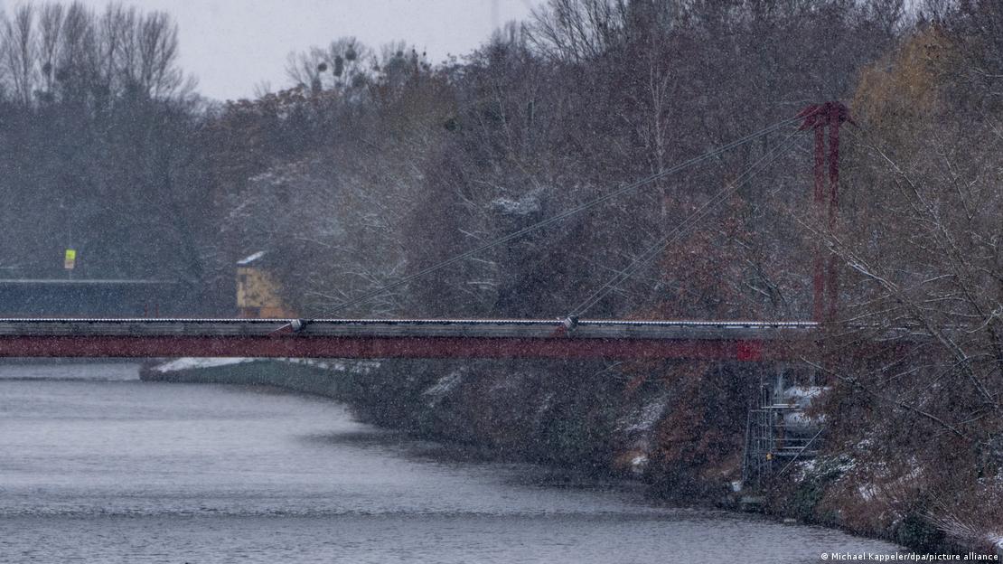 Deutschland Berlin 2026 | Kabelbrücke über den Teltowkanal am Kraftwerk Lichterfelde (03.01.2026) Deutschland Berlin 2026 | Kabelbrücke über den Teltowkanal am Kraftwerk Lichterfelde (03.01.2026)