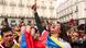 Los venezolanos que se concentraron en una plaza de Madrid, reaccionan al conocer la noticia de la captura del líder chavista.