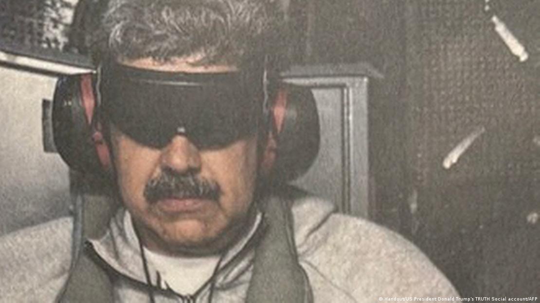 Venezuela lideri Nicolas Maduro, Amerikan savaş gemisinde gözü bağlı halde görülüyor