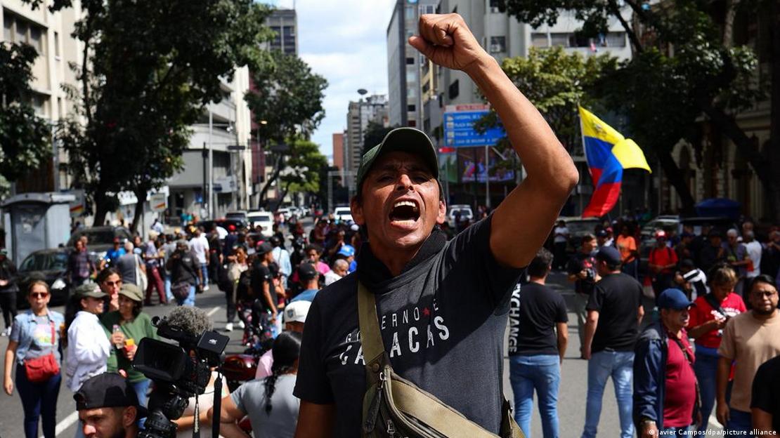 Homem protesta na Venezuela após queda de Maduro Homem protesta na Venezuela após queda de Maduro