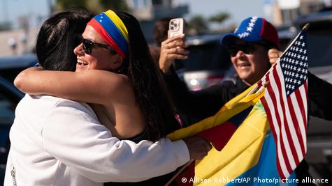 Venezuelas në emigracion duke u përqafuar pas arrestimit të presidentit Maduro nga forcat e SHBA-së. Venezuelas në emigracion duke u përqafuar pas arrestimit të presidentit Maduro nga forcat e SHBA-së.