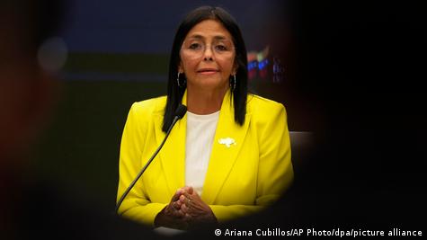 Zëvendëspresidentja e Venezuelës, Delcy Rodríguez, duke folur në konferencë shtypi. Zëvendëspresidentja e Venezuelës, Delcy Rodríguez, duke folur në konferencë shtypi.