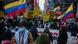 Multidão em protesto em Nova York contra intervenção dos EUA na Venezuela com cartazes contra a guerra Multidão em protesto em Nova York contra intervenção dos EUA na Venezuela com cartazes contra a guerra