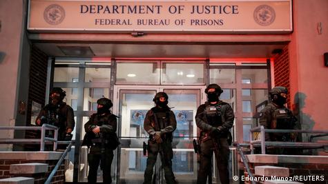 Policiais vigiam entrada de sede do Departamento de Justiça dos EUA onde Nicolás Maduro estava sendo mantido Policiais vigiam entrada de sede do Departamento de Justiça dos EUA onde Nicolás Maduro estava sendo mantido