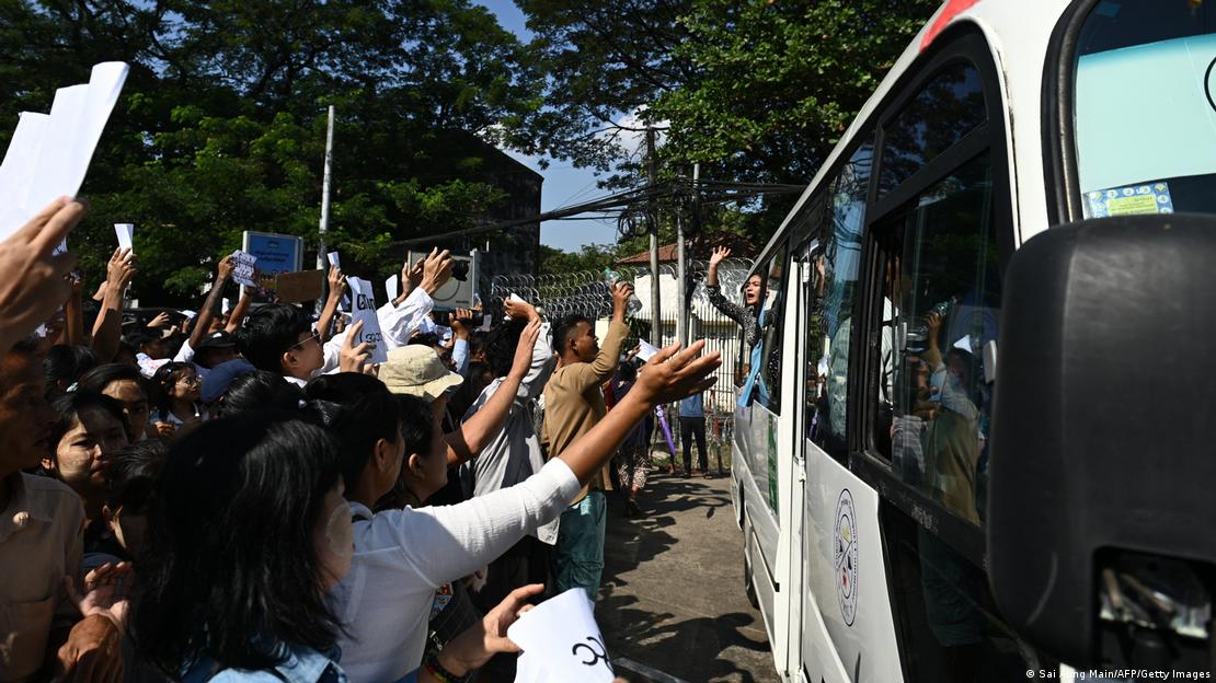 Una multitud se agolpa junto a un autobús.
