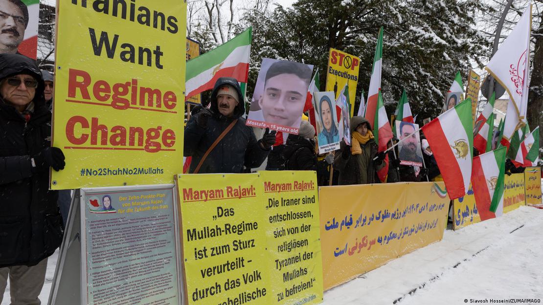 Vor der iranischen Botschaft in Berlin protestieren bei Minusgraden und mit Schnee bedeckten Straßen zahlreiche Menschen mit Plakaten und grün-weiß-roten Fahnen ihres Landes gegen das islamische Regime. Auf den Plakaten stehen Forderungen und ermutigende Parolen: "Regime Change" oder "Die Iraner sind entschlossen, sich von der Tyrannei der Mullahs zu befreien"