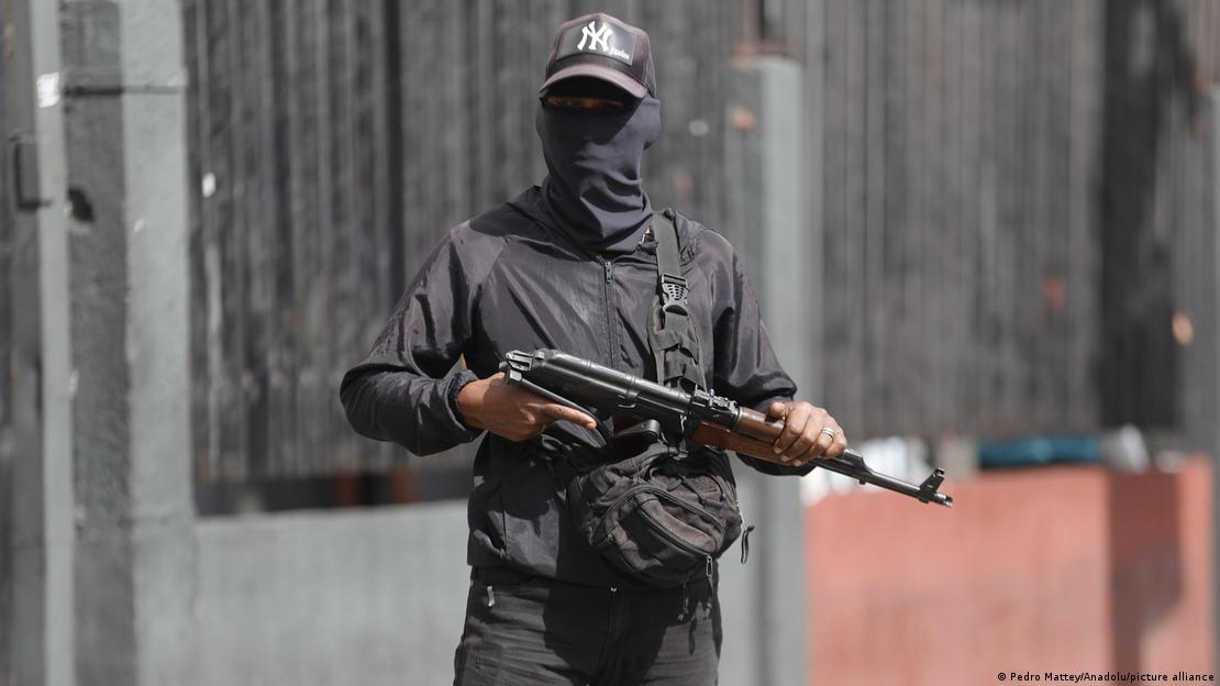 Caracas, 2026: un miembro de un colectivo chavista armado, en un barrio de Caracas, tras la captura de Nicolás Maduro.