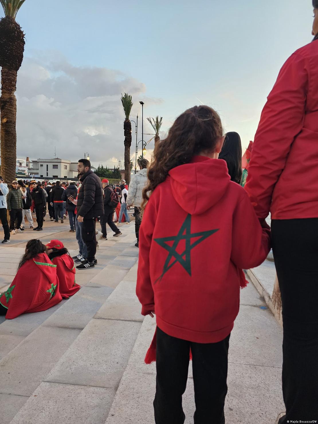 إيمان تتجه رفقة ابنتها نحو ملعب الأمير مولاي عبد الله، لمتابعة مباراة المنتخب المغربي ضد زامبيا (29/12/2025).