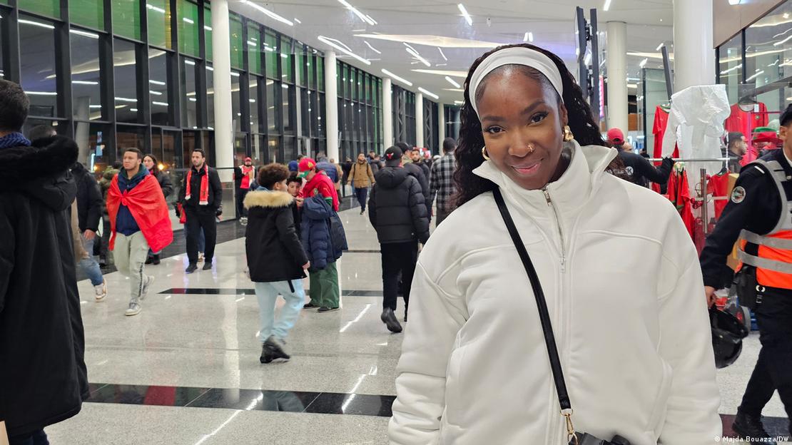 أداما، مشجعة سنغالية، التقطت لها هذه الصورة يوم 29 ديسمبر 2025، في محطة القطار القريبة من الملعب بالرباط.