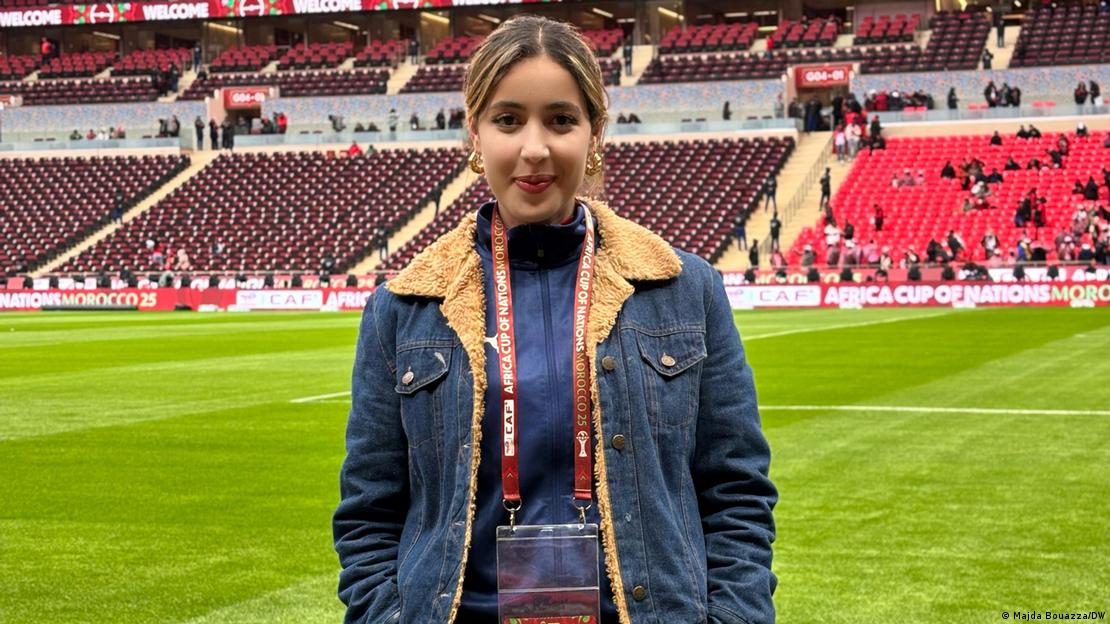 جيهان، طالبة بالمعهد العالي للإعلام والاتصال، متطوعة في فرق تنظيم المباريات داخل ملعب العاصمة الرباط، مهامها ترتبط بمواكبة استفسارات الجمهور أو التدخل في حالة الطوارئ والتنسيق مع فرق الأمن. التقطت الصورة خلال مباراة المغرب يوم 29 ديسمبر 2025