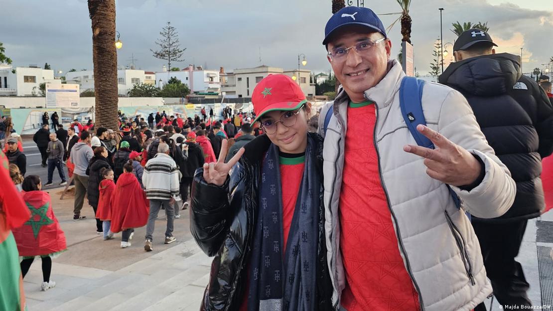 عبد المجيد رفقة ابنته هبة، قرب مدخل ملعب الرباط لمشاهدة مباراة المنتخب المغربي يوم 29 ديسمبر 2025