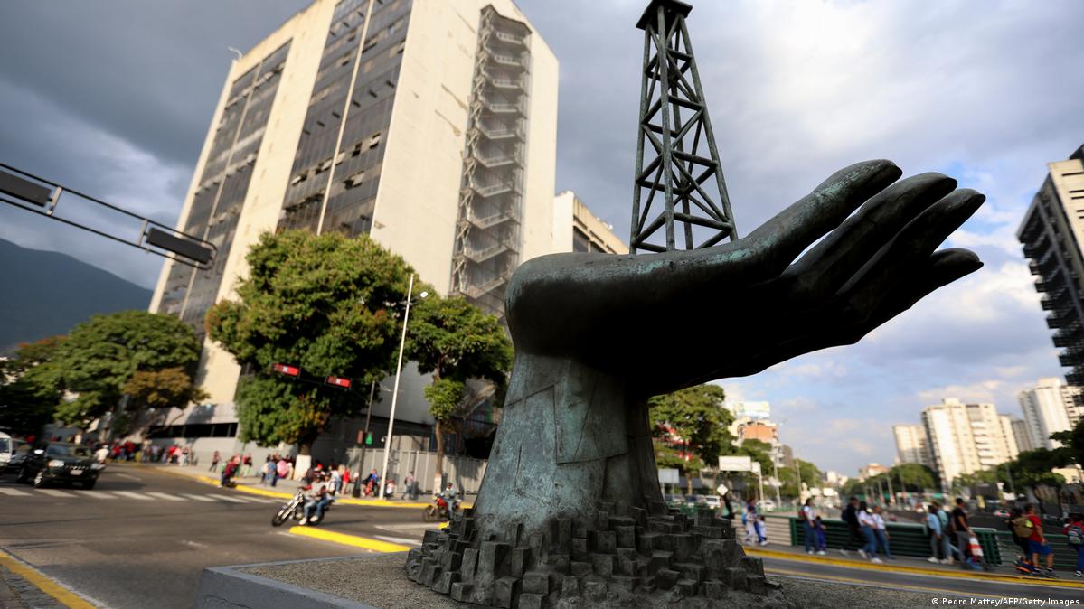 委内瑞拉国有石油公司总部和门前的油井雕塑