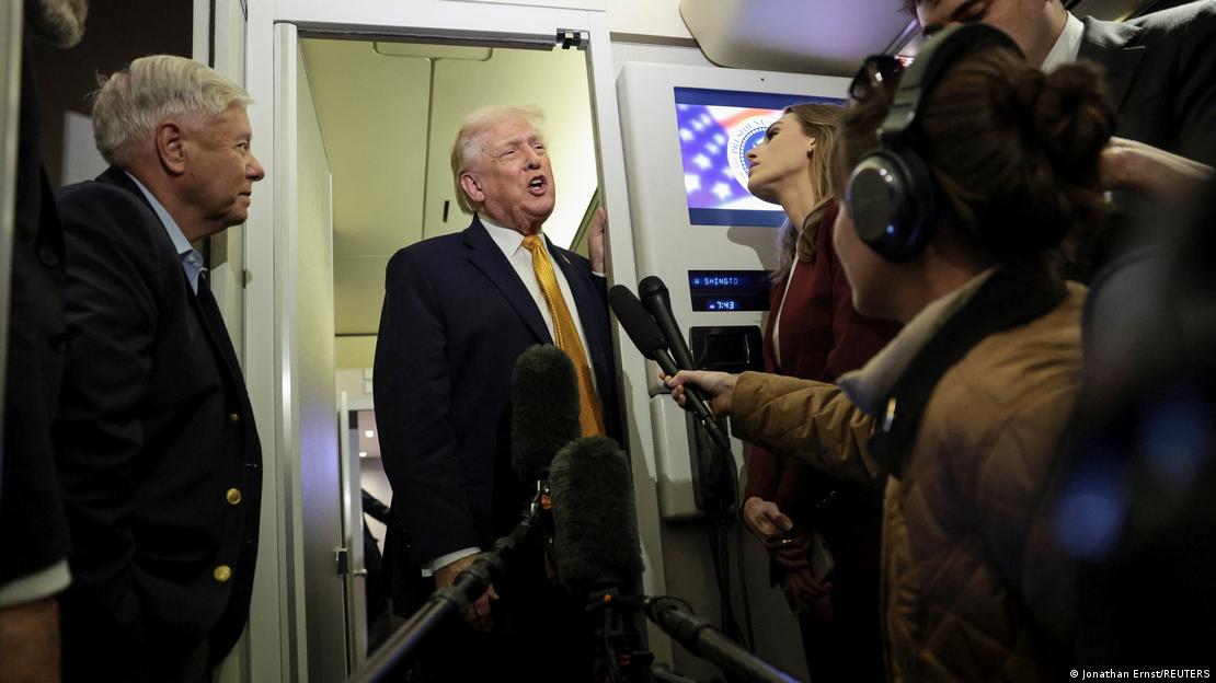 Donald Trump fala com repórteres no Air Force One