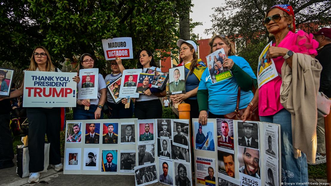 Fotoğrafta, operasyon sonrası Florida'da Trump'a teşekkür mesajları bulunan dövizler taşıyan Venezuelalı muhalif bir grup görülüyor Fotoğrafta, operasyon sonrası Florida'da Trump'a teşekkür mesajları bulunan dövizler taşıyan Venezuelalı muhalif bir grup görülüyor