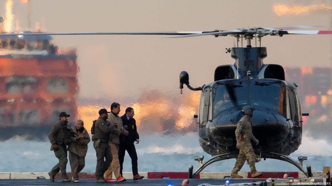 EE. UU., Nueva York, 2026 | Agentes de la DEA escoltan a Nicolás Maduro y Cilia Flores hacia un helicóptero. 