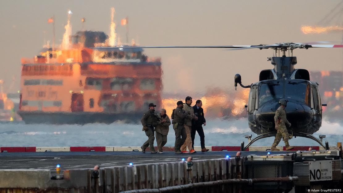 Güvenlik güçleri Nicolas Maduro'yu bir helikoptere bindirirken Güvenlik güçleri Nicolas Maduro'yu bir helikoptere bindirirken