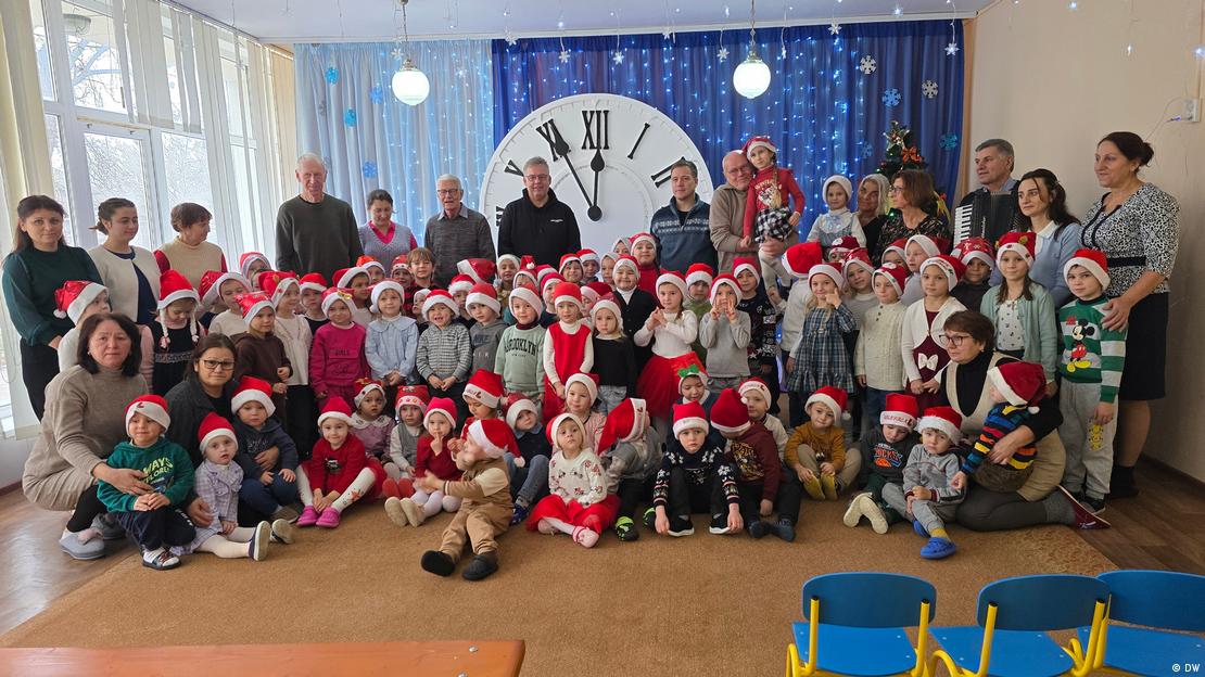 Copii aşteaptă vizita unor voluntari norvegieni încărcaţi cu daruri într-o şcoală din Republica Moldova