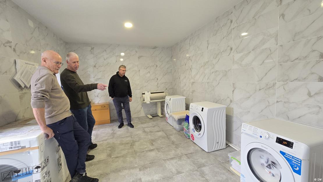 Trei voluntari norvegieni într-o spălătorie socială înfiinţată de ei în Republica Moldova