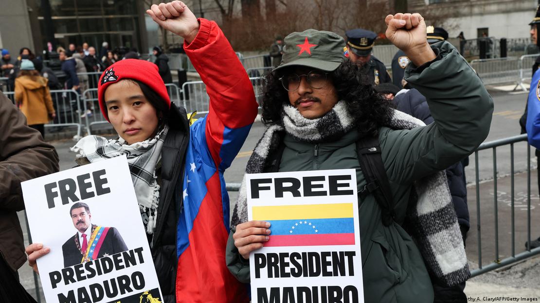 Apoiadores de Maduro seguram cartazes e erguem os punhos em frente ao tribunal de Nova York