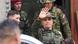 Padrino López, con uniforme de camuflaje, saluda con la mano rodeado de militares. Padrino López, con uniforme de camuflaje, saluda con la mano rodeado de militares.