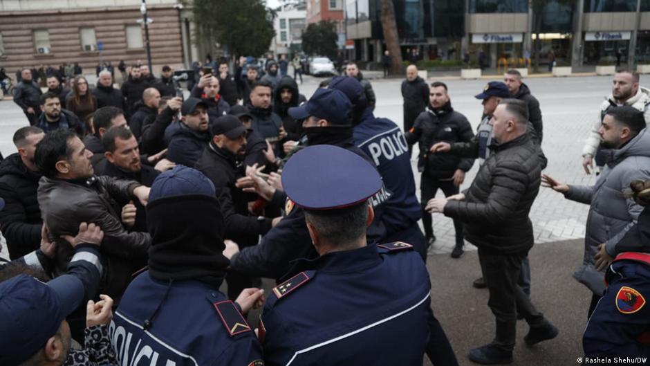  Shqipëria Bëhet  vijon protestën përballë Kryeministrisë