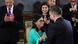 Delcy Rodríguez (centro), sucesora del presidente venezolano Maduro, capturado por las fuerzas especiales estadounidenses, saluda a su hijo, Nicolás Maduro Guerra. Rodríguez ha tomado posesión como presidenta interina. Al fondo, su hermano, el presidente del Parlamento, Jorge Rodríguez (izquierda), la aplaude. Delcy Rodríguez (centro), sucesora del presidente venezolano Maduro, capturado por las fuerzas especiales estadounidenses, saluda a su hijo, Nicolás Maduro Guerra. Rodríguez ha tomado posesión como presidenta interina. Al fondo, su hermano, el presidente del Parlamento, Jorge Rodríguez (izquierda), la aplaude.