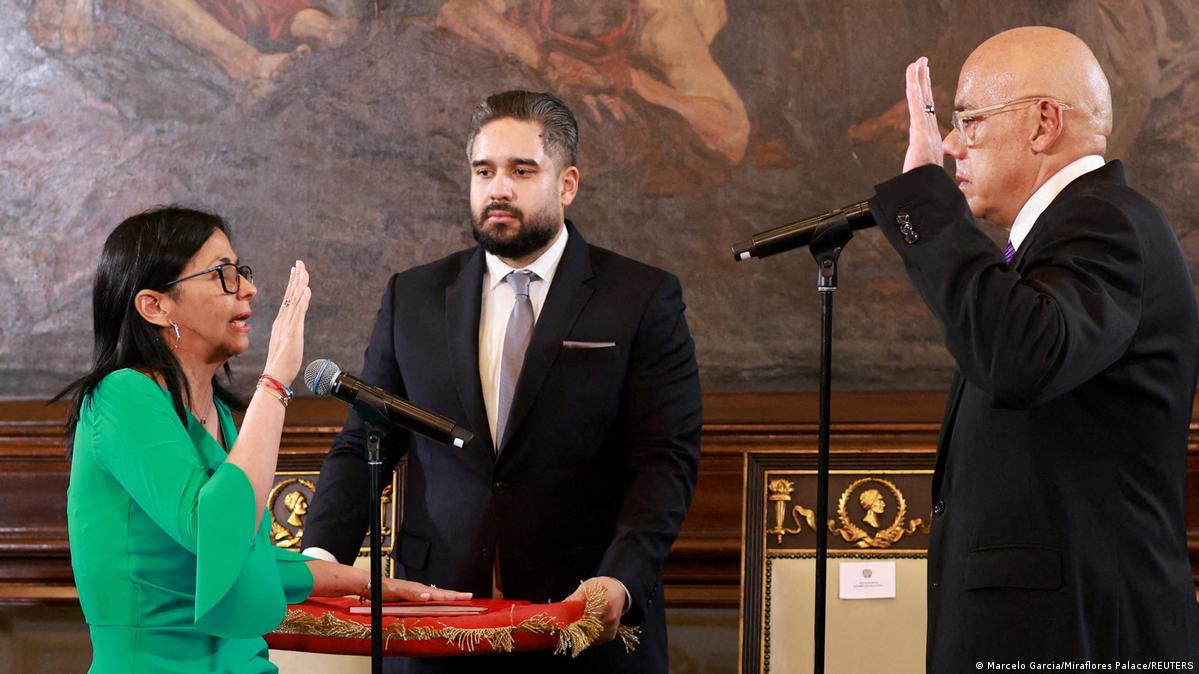 委内瑞拉副总统德尔西·罗德里格斯（Delcy Rodríguez）1月5日在国民议会议长豪尔赫·罗德里格斯（Jorge Rodriguez）主持下宣誓就任委内瑞拉代理总统。