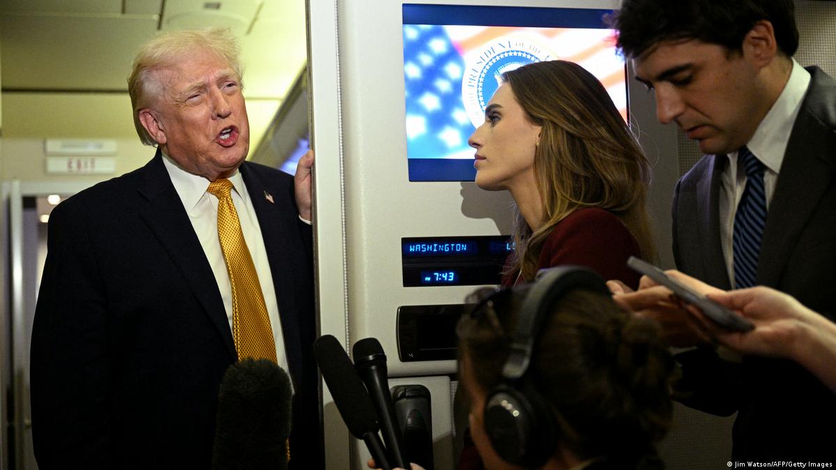 空军一号上，踌躇满志的特朗普在回答记者问题