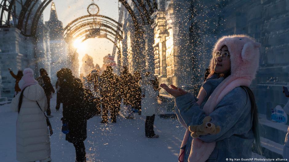 In Harbin, ice and light create China's winter wonderland – DW – 01