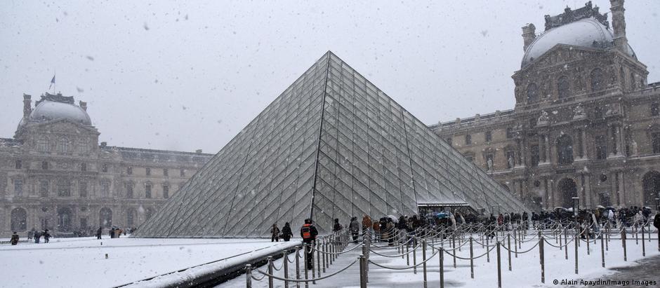 Museu do Louvre sofreu com vários problemas no último ano da gestão de Laurence des Cars, que renunciou em meio a investigação sobre roubo de 2025