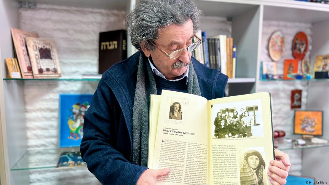 Eli Tauber s fotografijom žene koja je spasila njegovu majku, u knjizi ‘Kad su komšije bili ljudi’.