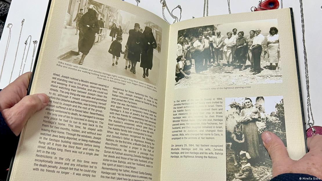 Eli Tauber pokazuje čuvenu fotografiju Zejnebe Hardage i Rivke Kabilio u svojoj knjizi ‘Kad su komšije bili ljudi’