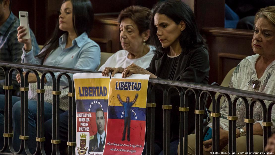 Familiares de militares presos protestan con afiches que dicen: "Libertad", denunciando torturas y violaciones de derechos humanos.