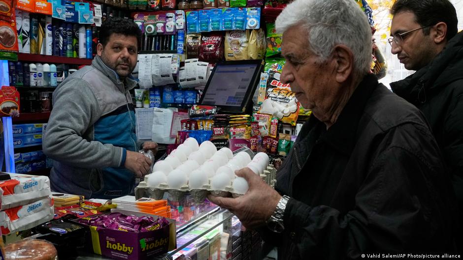 Los iraníes luchan por comprar alimentos mientras la guerra eleva los precios