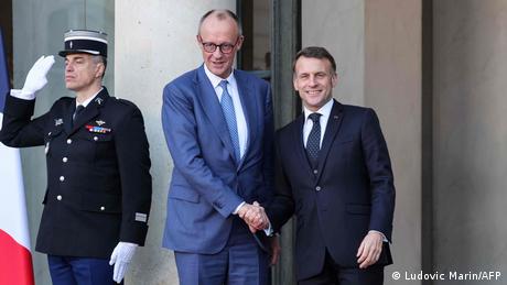 Der französische Präsident Emmanuel Macron begrüßt Bundeskanzler Friedrich Merz zum Treffen der „Koalition der Willigen“ im Élysée-Palast in Paris.