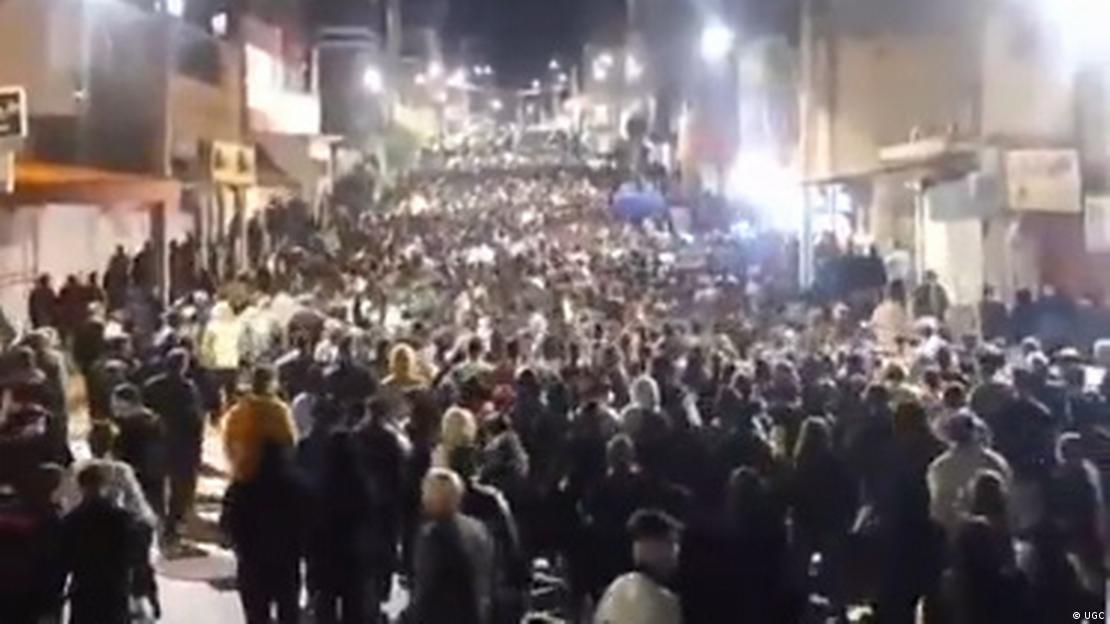 ایرانی شہر ابدنان میں احتجاجی مظاہرین سڑکوں پر۔ ایرانی شہر ابدنان میں احتجاجی مظاہرین سڑکوں پر۔