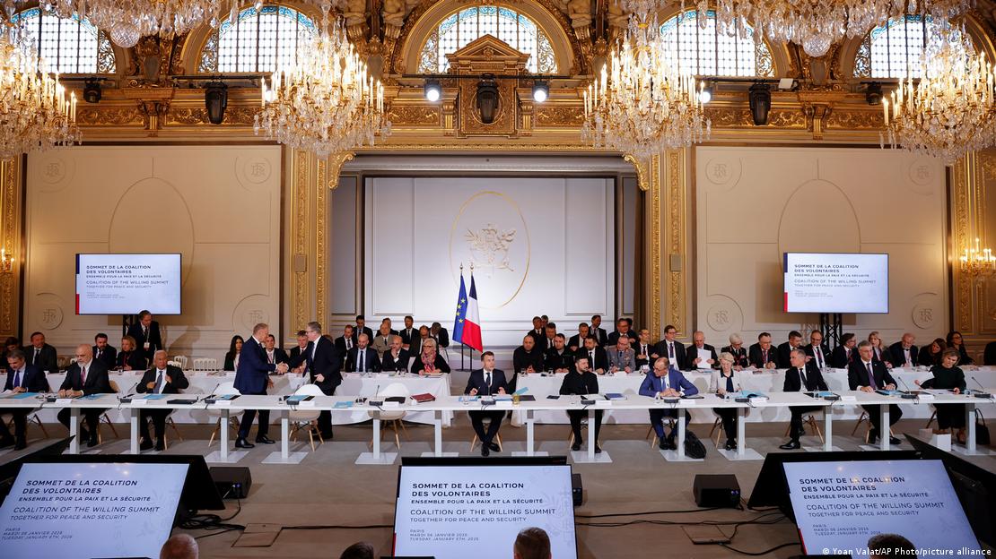 Presidenti francez Emmanuel Macron, në qendër, Presidenti i Ukrainës Volodymyr Zelenskyy, në qendër djathtas, Kryeministri britanik Keir Starmer, Kancelari gjerman Friedrich Merz dhe zyrtarë të tjerë marrin pjesë në një takim të Koalicionit të Vullnetshmeve në Pallatin Elysee në Paris, Francë, 6 janar 2026.